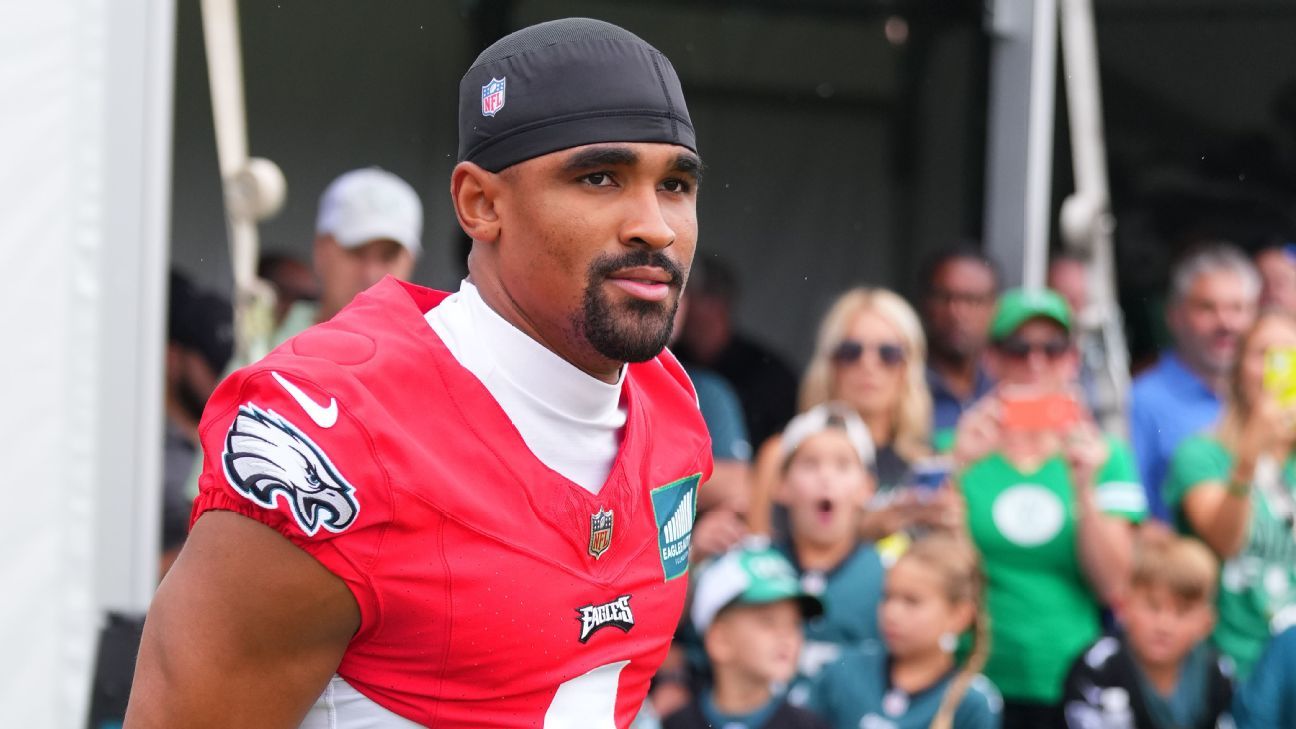 Jalen Hurts Watch 2022: The Eagles QB looks sharp as training camp kicks  off