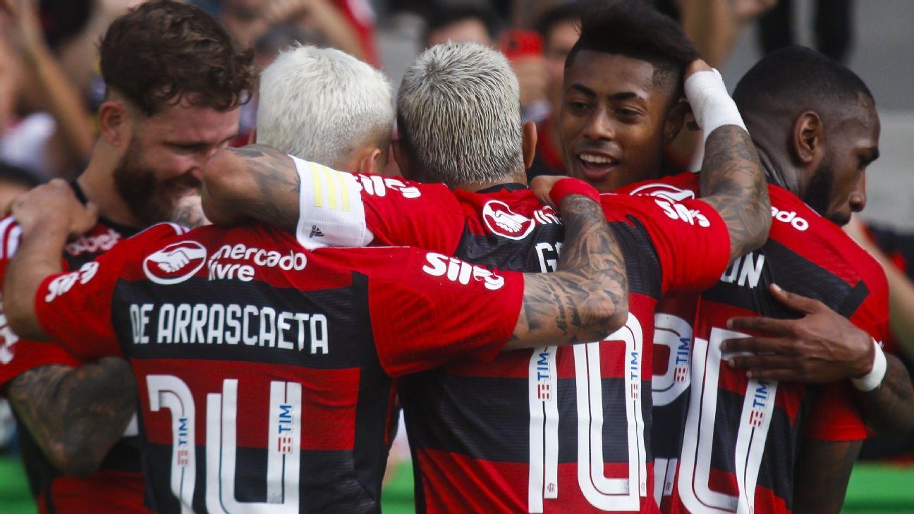 Gerson marca golaço no fim, Flamengo vence o Coritiba e encerra sequência negativa no Brasileirão