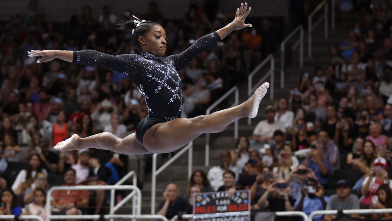 Simone Biles ends the first day of competition at the US Gymnastics  Championships with the lead