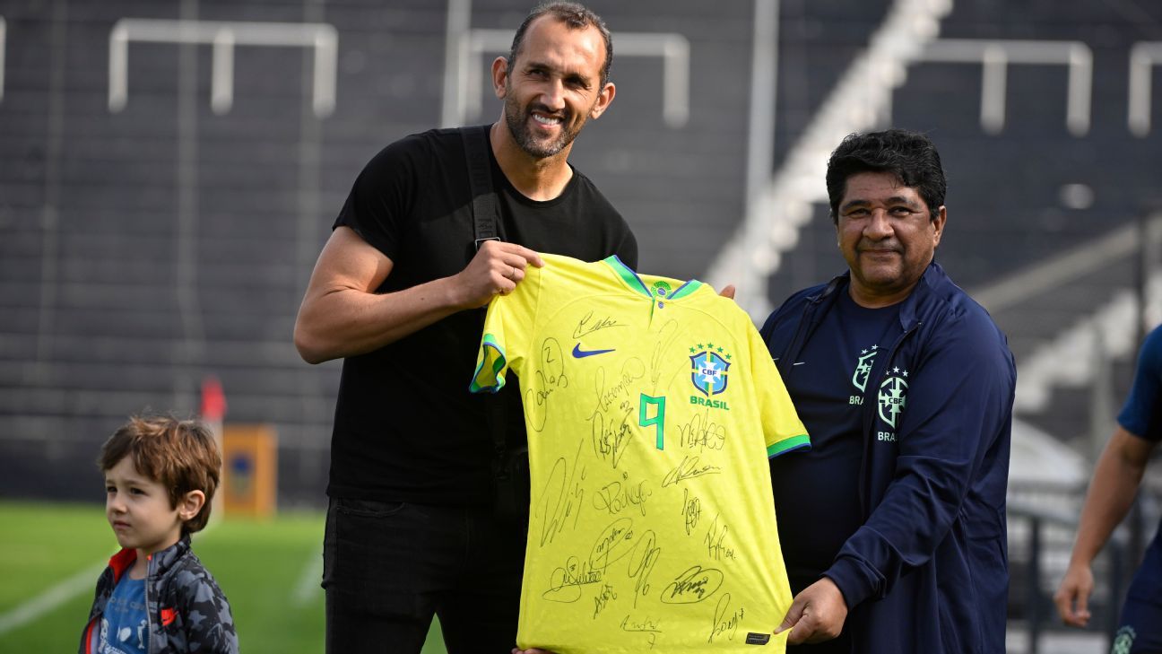Seleção dá camisa autografada para Barcos, ex-Palmeiras, e ganha presentes do Alianza Lima