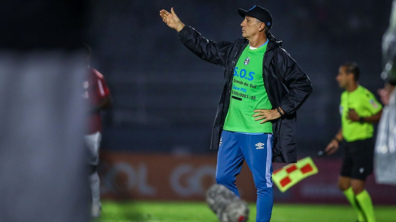 Renato Gaúcho diz que quase substituiu dois do Grêmio com 15 minutos e dispara: Na segunda-feira, ou compete, ou sai