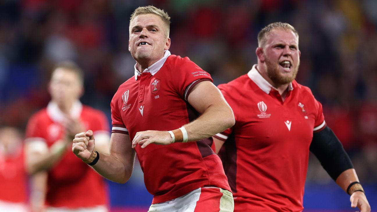 Ryan Day of Wales plays a shot in the first round match against Kyren  News Photo - Getty Images