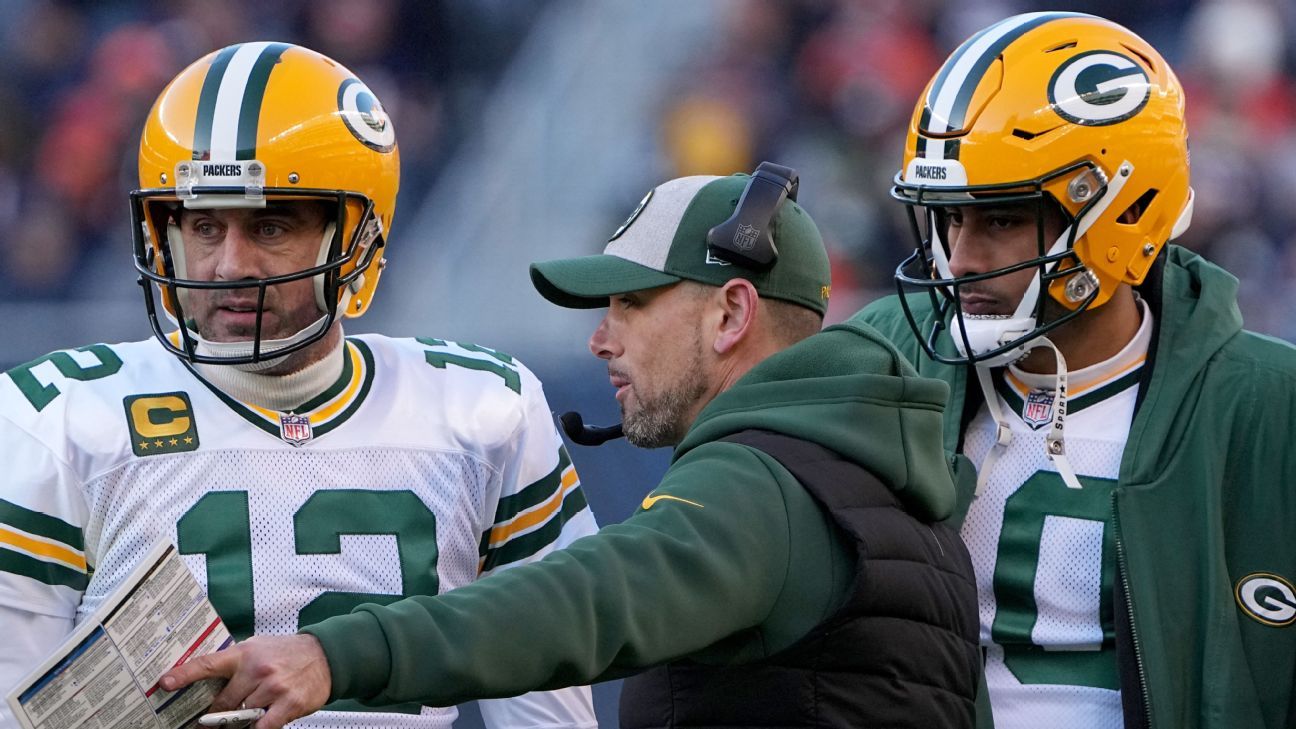 Brett Favre's Hall of Fame display has both Minnesota Vikings, Green Bay  Packers jerseys - ESPN