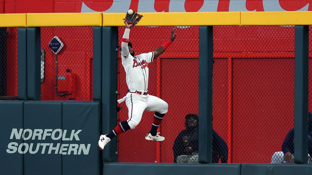 El histórico doble play de los Bravos corona nuevamente el Juego 2 de la NLDS