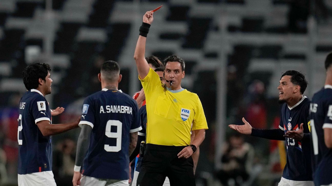 Robert Rojas dejó a Paraguay con uno menos frente a Chile tras un ...