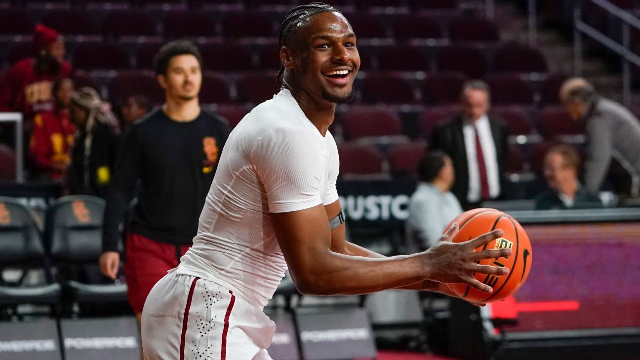 Bronny James de USC calienta antes del partido por primera vez esta temporada