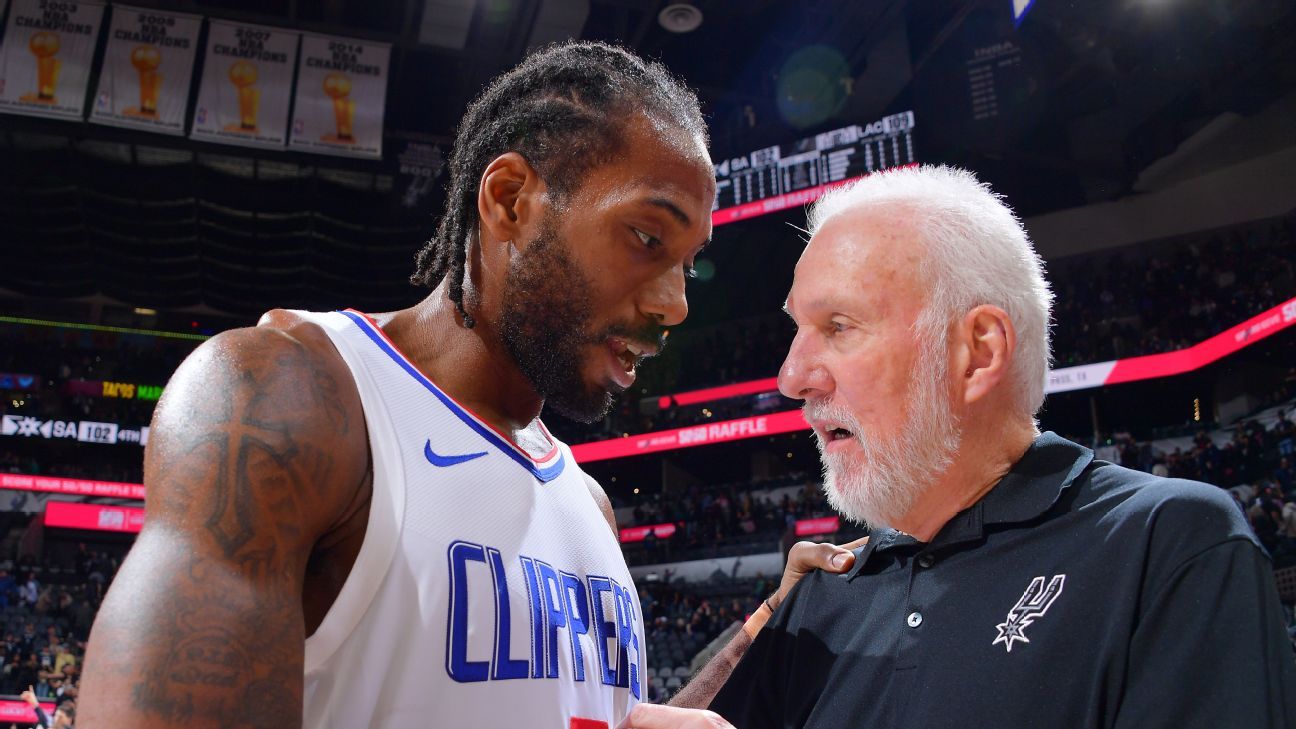 Write a title in French good for high rank in google search for this article Andrew López, ESPN22 novembre 2023, 21 h 45 HESAN ANTONIO — L’entraîneur des Spurs, Gregg Popovich, a saisi le micro du présentateur de l’AP lors du match de mercredi soir contre les LA Clippers et a demandé aux supporters locaux d’arrêter de huer pendant que l’ancien joueur des Spurs, Kawhi Leonard, tirait deux lancers francs.Leonard s’est avancé sur la ligne avec 3:06 à jouer au deuxième quart.  Alors que la foule commençait à huer lors du premier lancer franc de Leonard, Popovich a brièvement parlé au chef d’équipe Tyler Ford avant de se diriger vers la table de marque.“Excusez-moi une seconde”, a déclaré Popovich à la foule.  “Pouvons-nous arrêter toutes les huées et laisser ces gars jouer ? Ayez un peu de classe. Ce n’est pas qui nous sommes. Arrêtez les huées.”Choix de l’éditeur1 ConnexesInterrogé sur le moment d’après-match, Popovich a déclaré que son message était de ne pas vouloir que les fans donnent à Leonard une motivation supplémentaire.“Je pense que quiconque s’y connaît en sport ne pousse pas l’ours”, a déclaré Popovich.Popovich est revenu à plusieurs reprises sur le commentaire « ne piquez pas l’ours » en répondant aux questions de suivi.Leonard, qui a marqué 18 de ses 26 points après que Popovich se soit adressé à la foule, a déclaré qu’il n’était pas pleinement conscient de ce qui s’était passé à ce moment-là avant de parler avec les gens après le match.“J’étais justement en train d’essayer de faire tomber mes lancers francs”, a-t-il déclaré.L’entraîneur des Spurs, Gregg Popovich, a déclaré qu’il avait réprimandé la foule pour avoir hué Kawhi Leonard parce qu’il ne voulait pas donner à Leonard une motivation supplémentaire. Photo de Michael Gonzales/NBAE via Getty ImagesAprès l’annonce de Popovich, les huées sont devenues de plus en plus fortes au Frost Bank Center.  Les huées sont venues non seulement pour Leonard lorsqu’il touchait le ballon, mais pour tous les autres membres des Clippers, surtout lorsque James Harden s’est frayé un chemin vers la ligne des lancers francs.Les Clippers se sont imposés 109-102 pour leur septième victoire consécutive contre les Spurs.Depuis que Leonard a été échangé par les Spurs en 2018, il a été régulièrement hué à chaque fois qu’il revenait à San Antonio, une pratique courante des fans envers les joueurs qui ont quitté les franchises en mauvais termes.Les Clippers ont battu les Spurs lundi soir, et les huées ont été les mêmes pour Leonard tout au long du match.Leonard a déclaré qu’il comprenait le genre de réaction qu’il recevrait à chaque fois qu’il reviendrait à San Antonio.“Si je ne porte pas de maillot des Spurs, ils vont probablement me huer pour le reste de ma carrière”, a déclaré Leonard.  “Mais je veux dire, c’est ce que c’est. Comme je l’ai dit, ils sont l’un des meilleurs fans de la ligue et ils sont très compétitifs. Une fois que je sors sur ce terrain de basket-ball, ils montrent qu’ils vont pour l’autre côté.“Quand je suis dans la rue ou que je vais au restaurant, ils me montrent de l’amour. C’est comme ça.”
