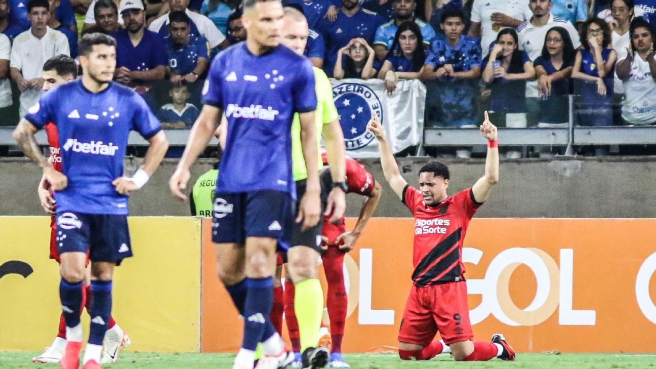 Vexame: Cruzeiro toma gol nos últimos minutos e jogo vira batalha campal