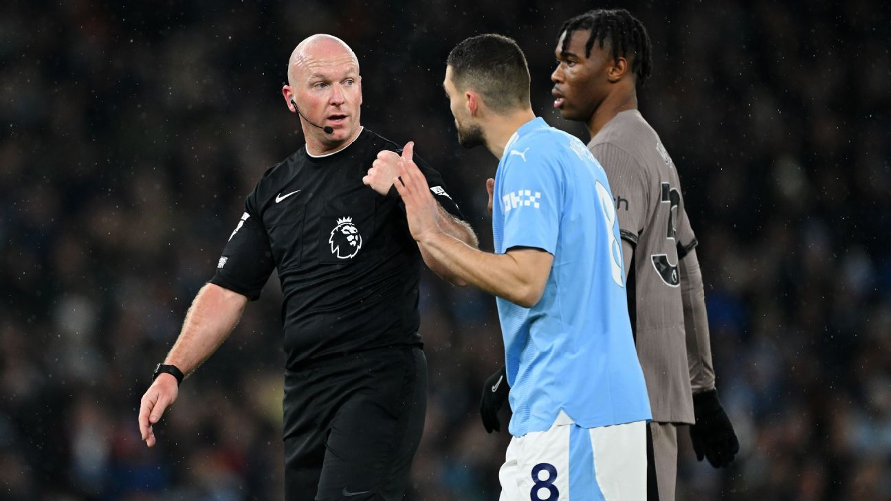 Os jogadores do City cercaram o árbitro no jogo contra o Tottenham