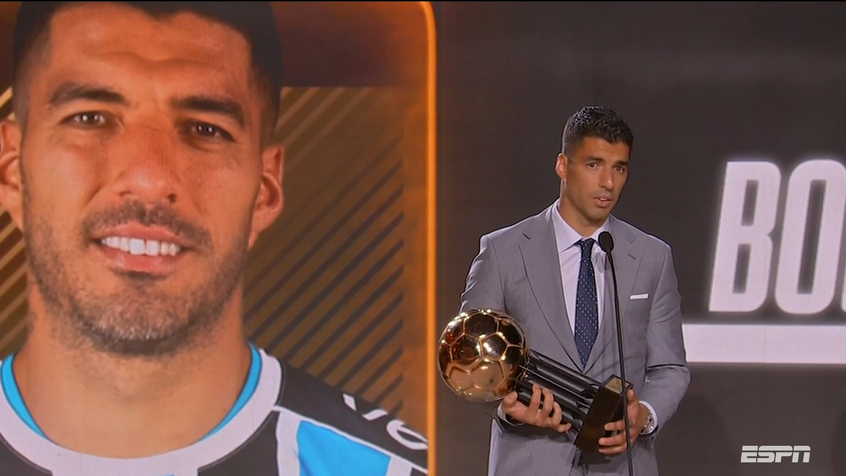 Suárez chora após levar Bola de Ouro que compensou sacrifício: Fiquei longe da minha mulher e das minhas filhas
