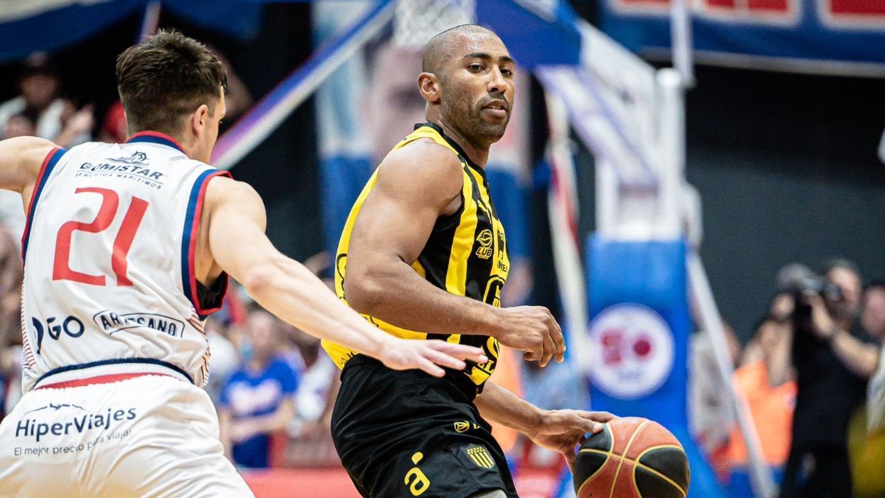 Rowan Hewitt Peñarol won the classic match against Nacional strongly