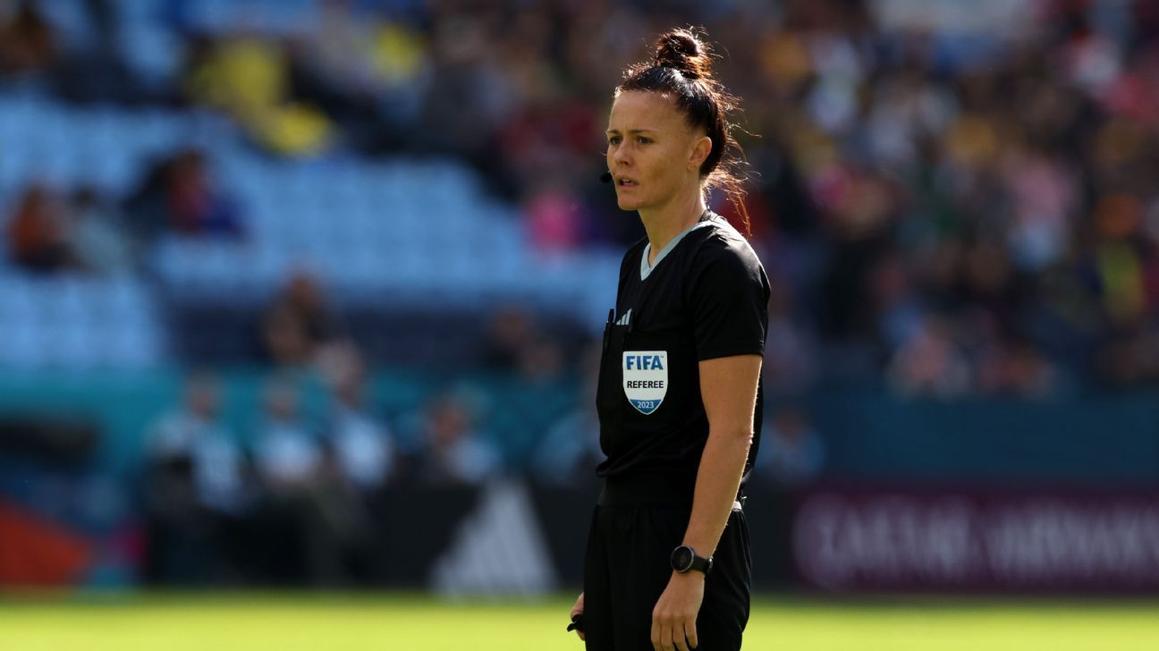 Rebecca Welch torna-se na primeira mulher a arbitrar um jogo da Liga  inglesa - SIC Notícias