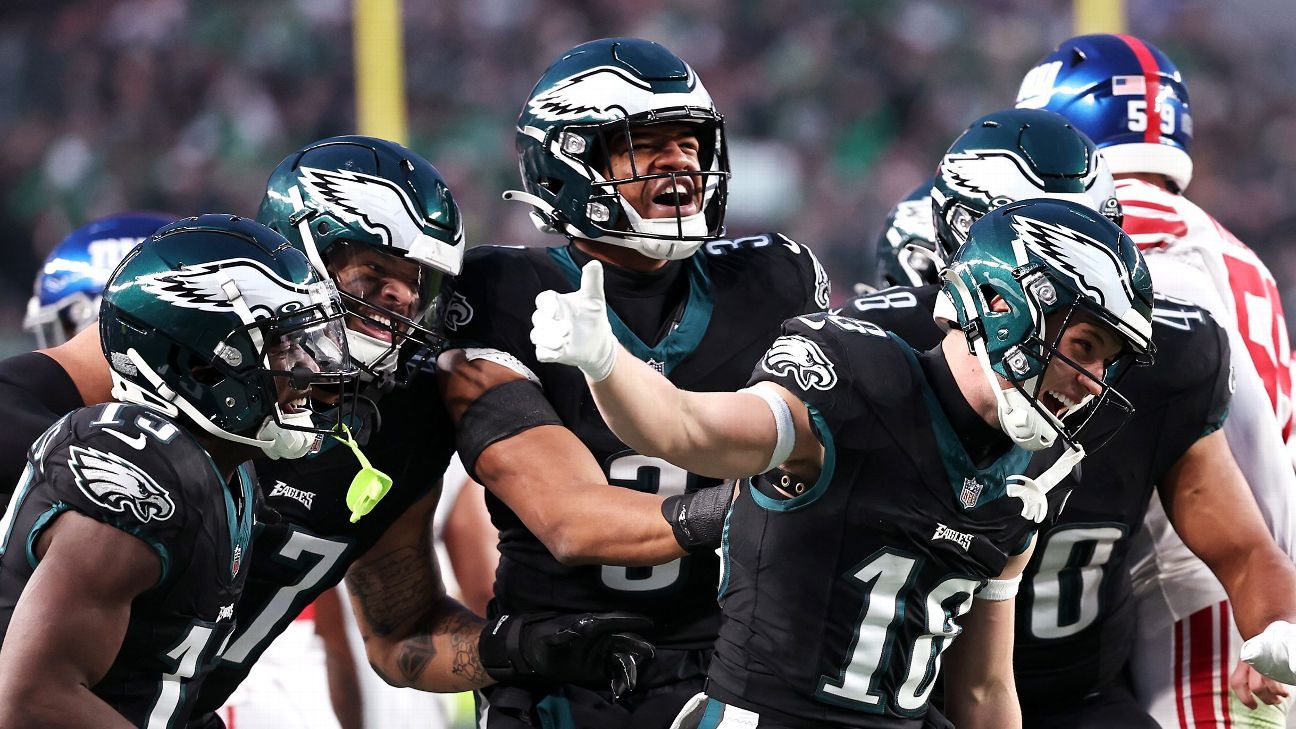 Il QB degli Eagles Jalen Hurts e il WR Devonta Smith segnano touchdown di Natale