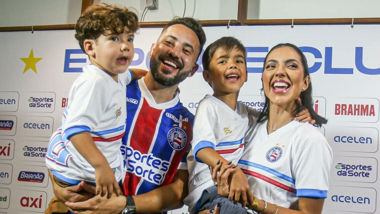 Filho de Everton Ribeiro puxa hino do Flamengo e arranca risadas em apresentação do pai no Bahia