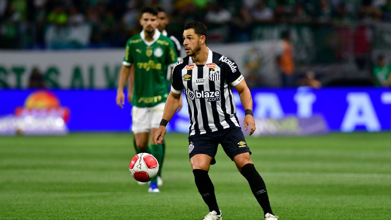 Giuliano atua por 11 minutos, deixa Palmeiras x Santos por lesão e critica Allianz Parque: 