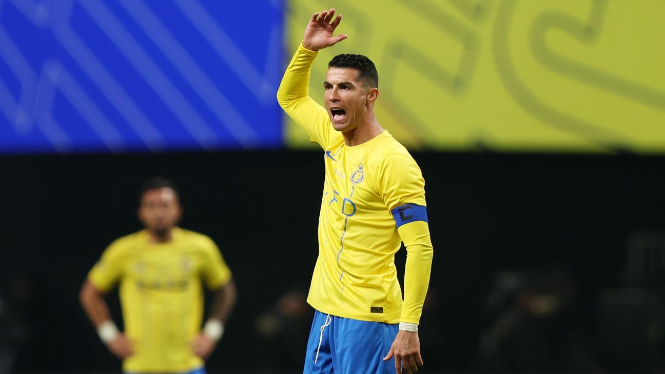Ronaldo semble frotter les produits d’Al Hilal sur l’entrejambe après la défaite