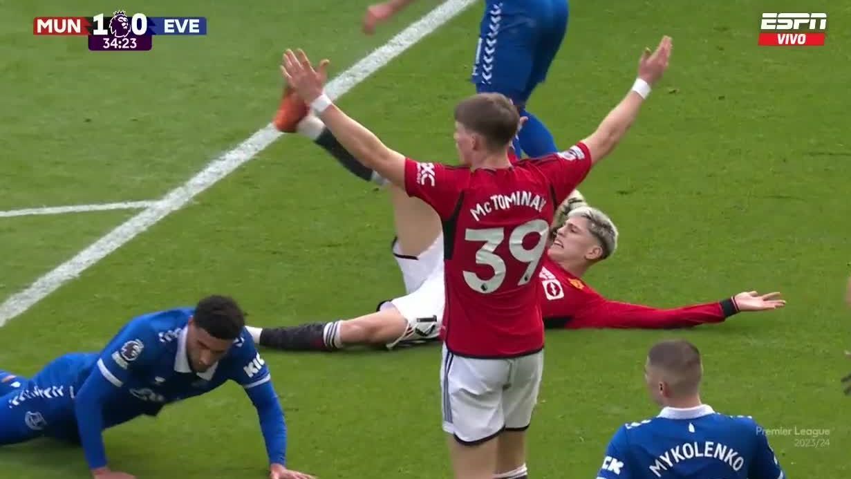 Alejandro Garnacho, victime des deux penaltys lors de Manchester United-Everton