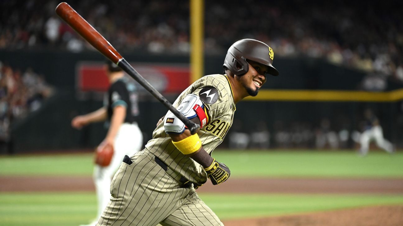 Arraez a big hit in Padres debut, goes 4-for-6