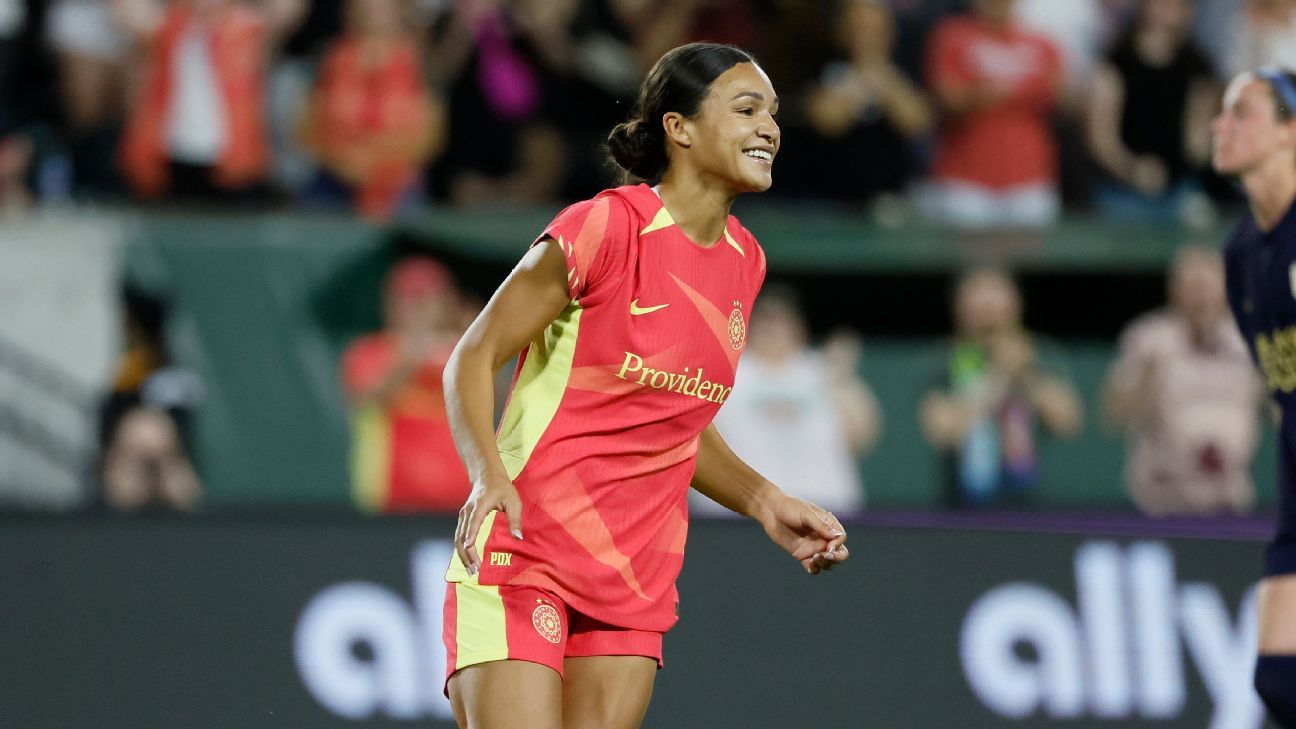 Sophia Smith leads Portland Thorns to 4-0 victory over Seattle Reign in NWSL showdown