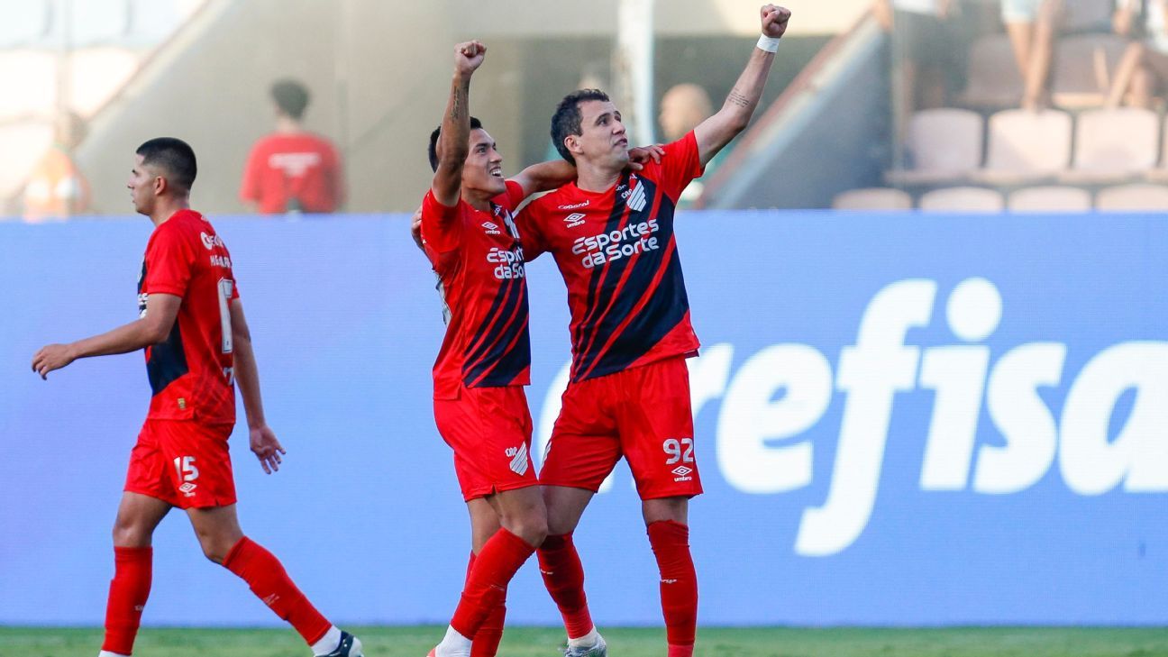 Athletico vence Palmeiras e lidera Brasileirão após gol contra de Gómez.