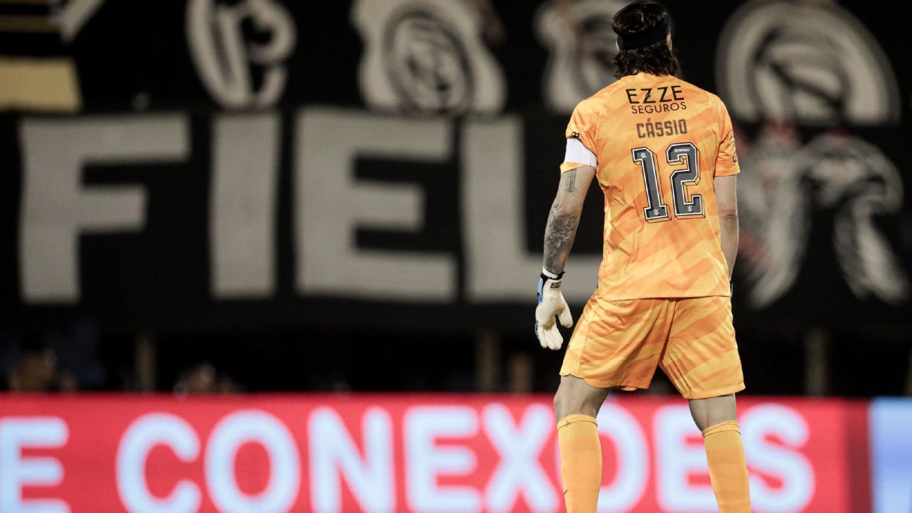 Cássio aprova proposta do Cruzeiro e discutirá futuro com Corinthians após jogo.