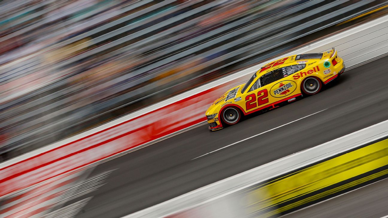 Joey Logano zajmuje pierwsze miejsce w wyścigu All-Star Race w North Wilkesboro