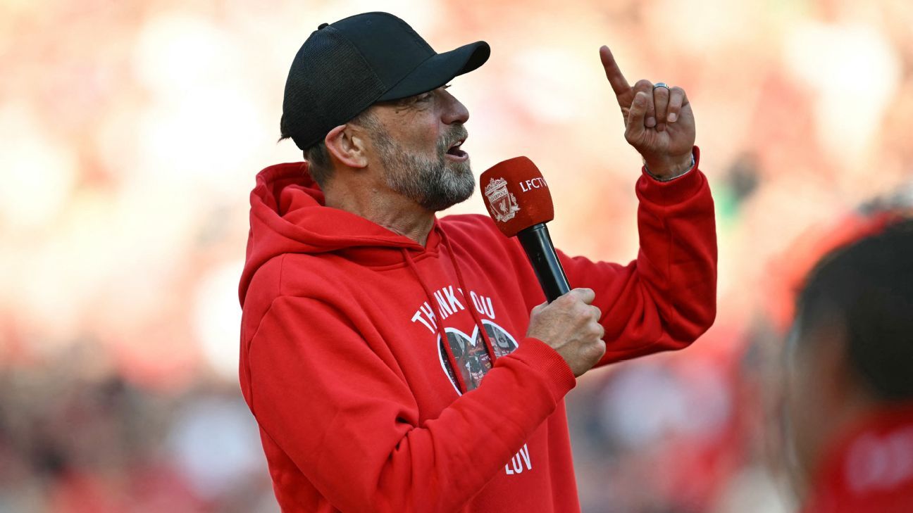 Jürgen Klopp, do Liverpool, lidera Anfield na música para Arne Slot