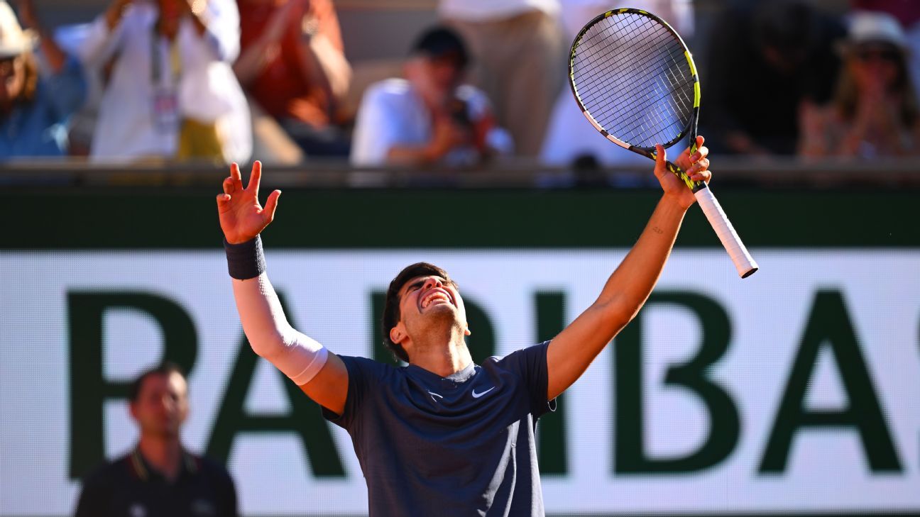 Carlos Alcaraz bat Jannik Sinner pour atteindre la première finale de Roland-Garros