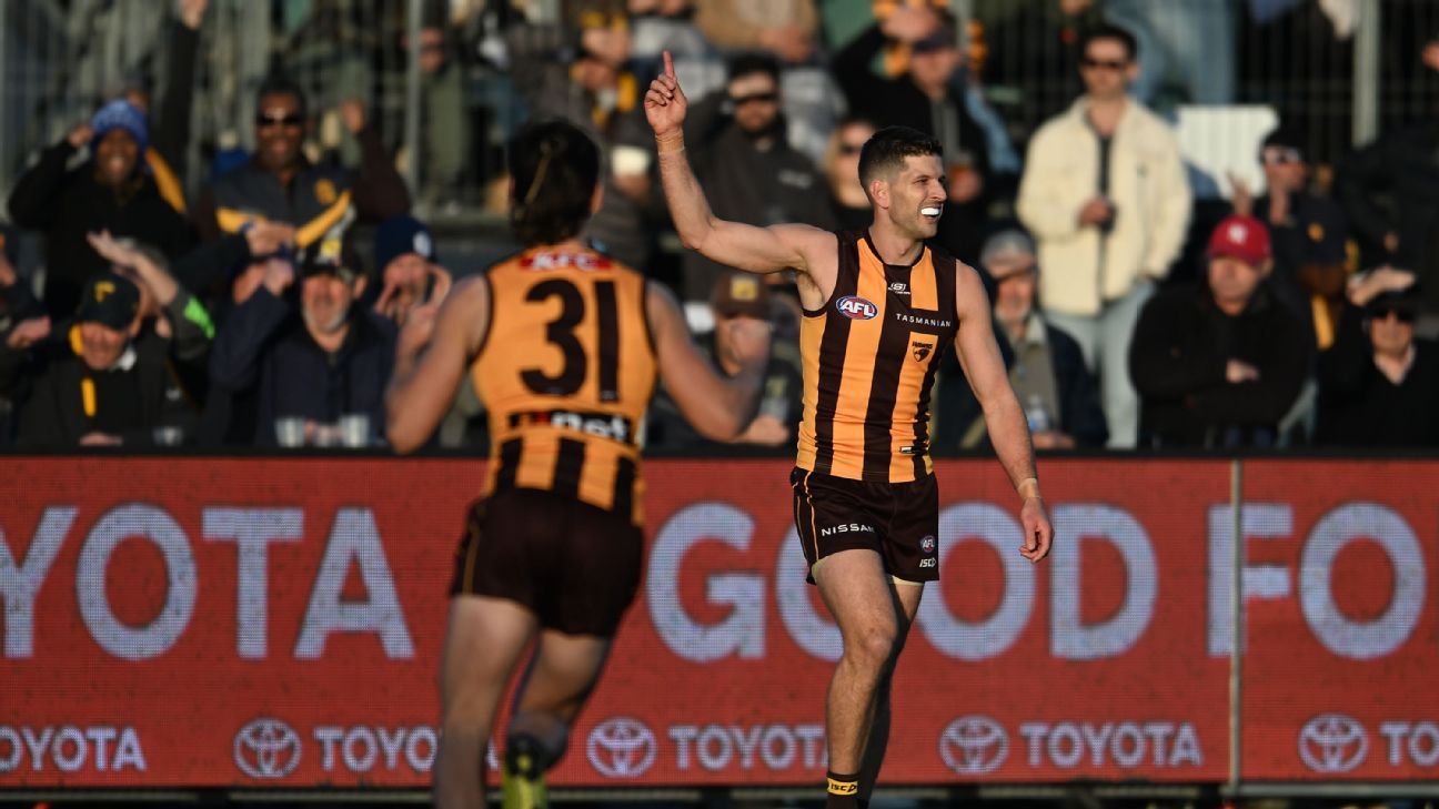 Hawthorn pip Giants in final-minute AFL thriller