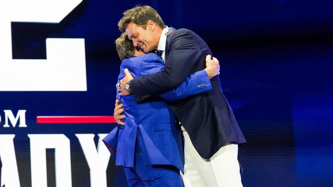 Pats induct Brady in HOF, retire No. 12, plan statue