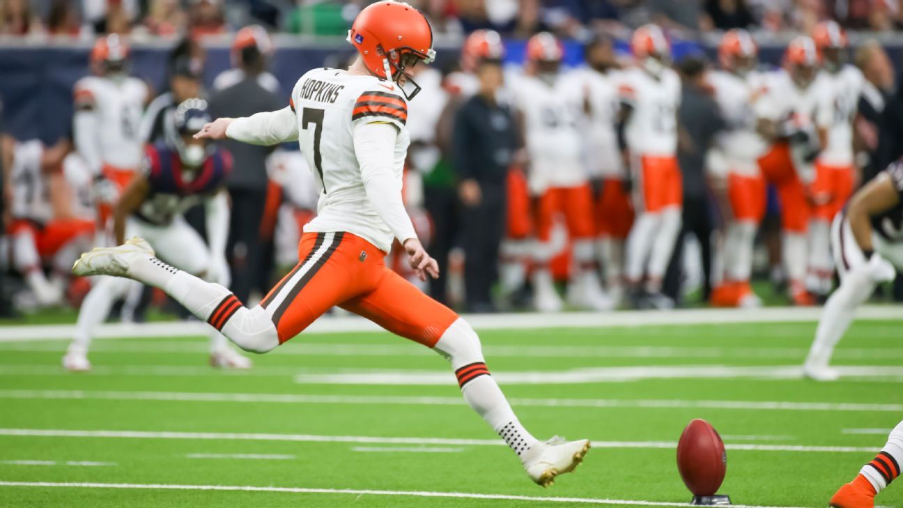 Sources: Browns extend Hopkins after career year