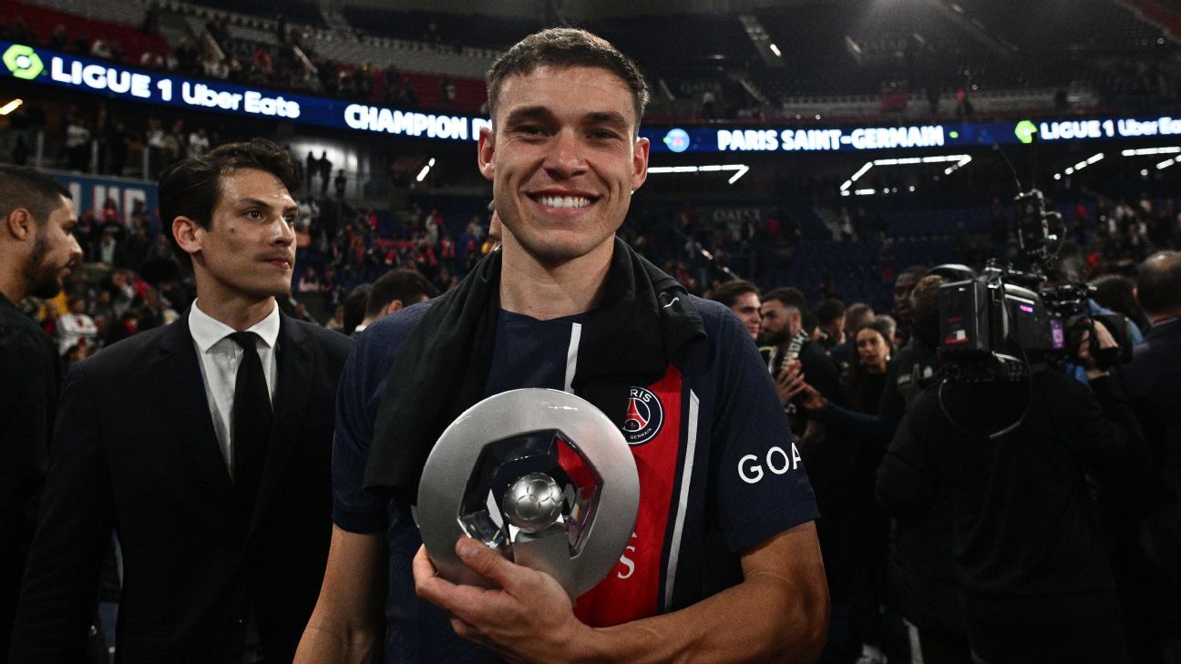 Manchester United Midfielder Manuel Ugarte Suffers Knee Ligament Injury as Uruguay Loses World Cup Match to Spain