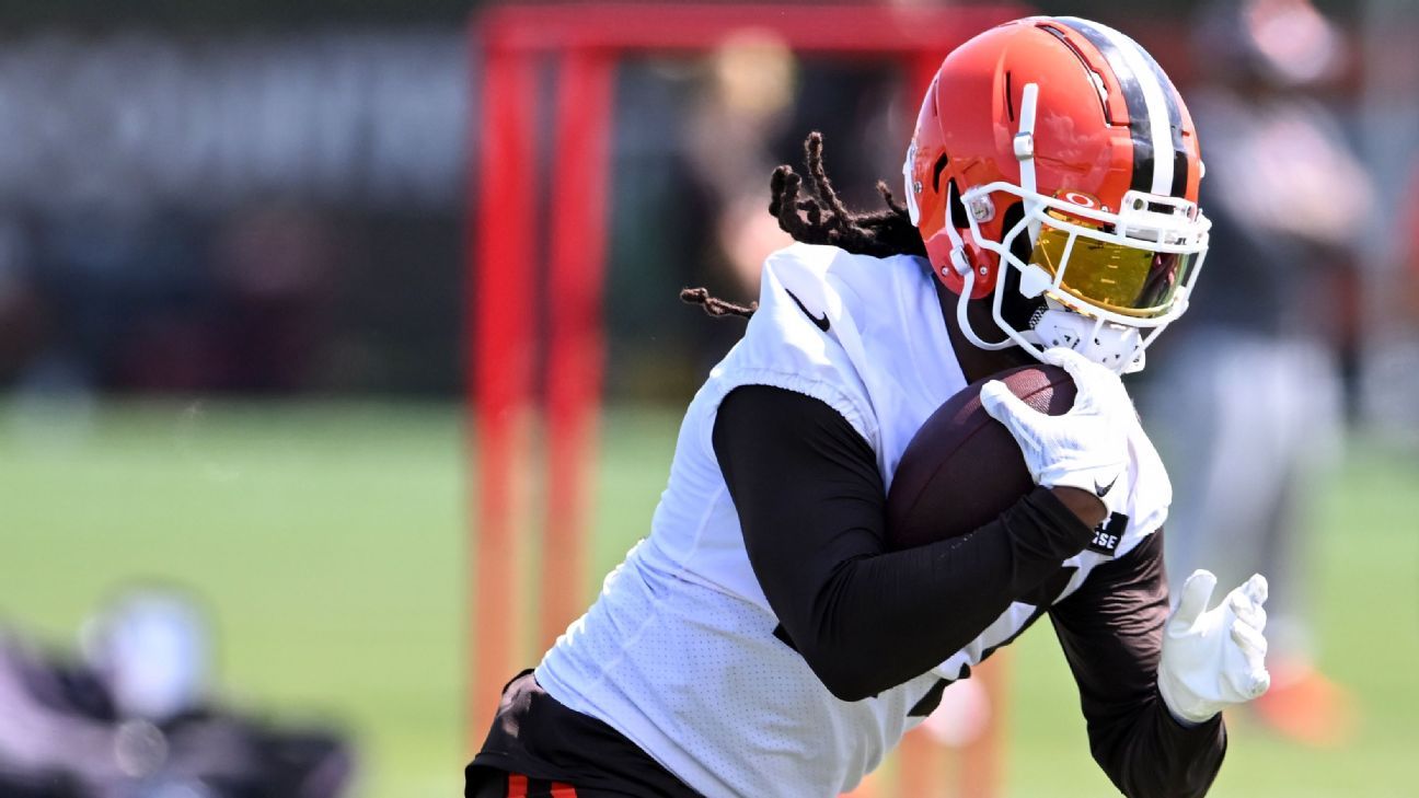 Donta Foreman, jogador do Cleveland Browns, foi levado ao hospital após sofrer uma pancada na cabeça