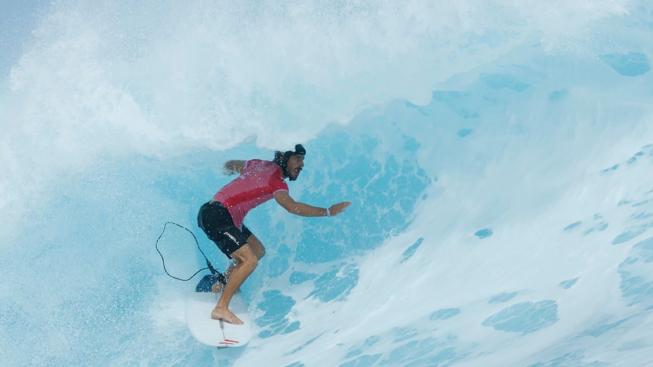 Alonso Correa s’est qualifié pour les demi-finales de surf et a encore des options pour remporter une médaille à Paris 2024