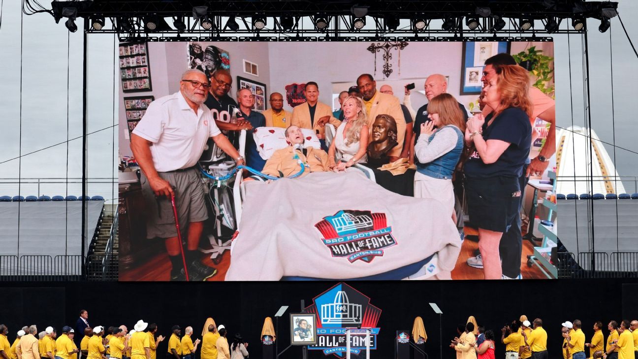 ’85 Bears flank McMichael during HOF ceremony