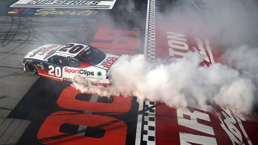 Bell bests Custer to win Xfinity race at Darlington