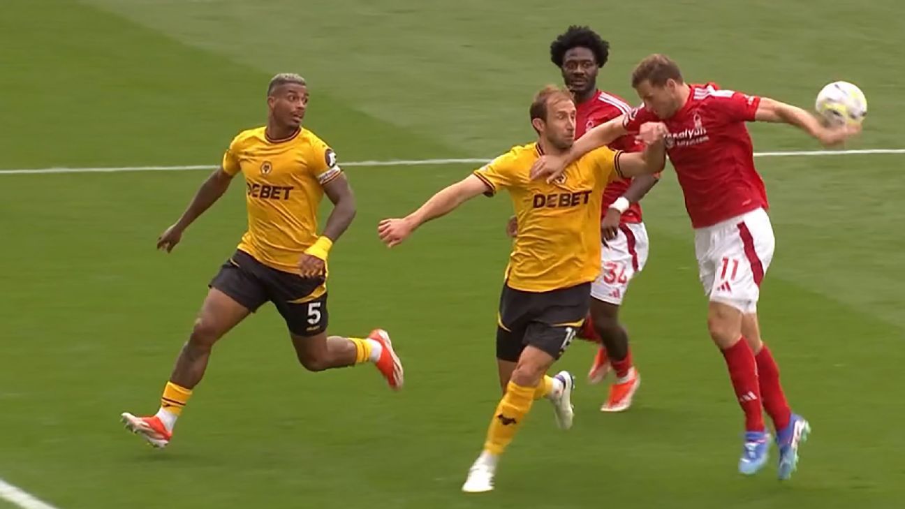El balón golpea el brazo de Chris Wood pero no se consideró penal.