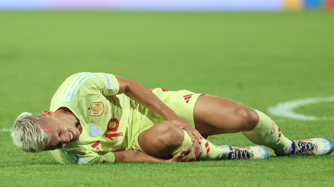 Spain forward Olmo returns to Barça with injury