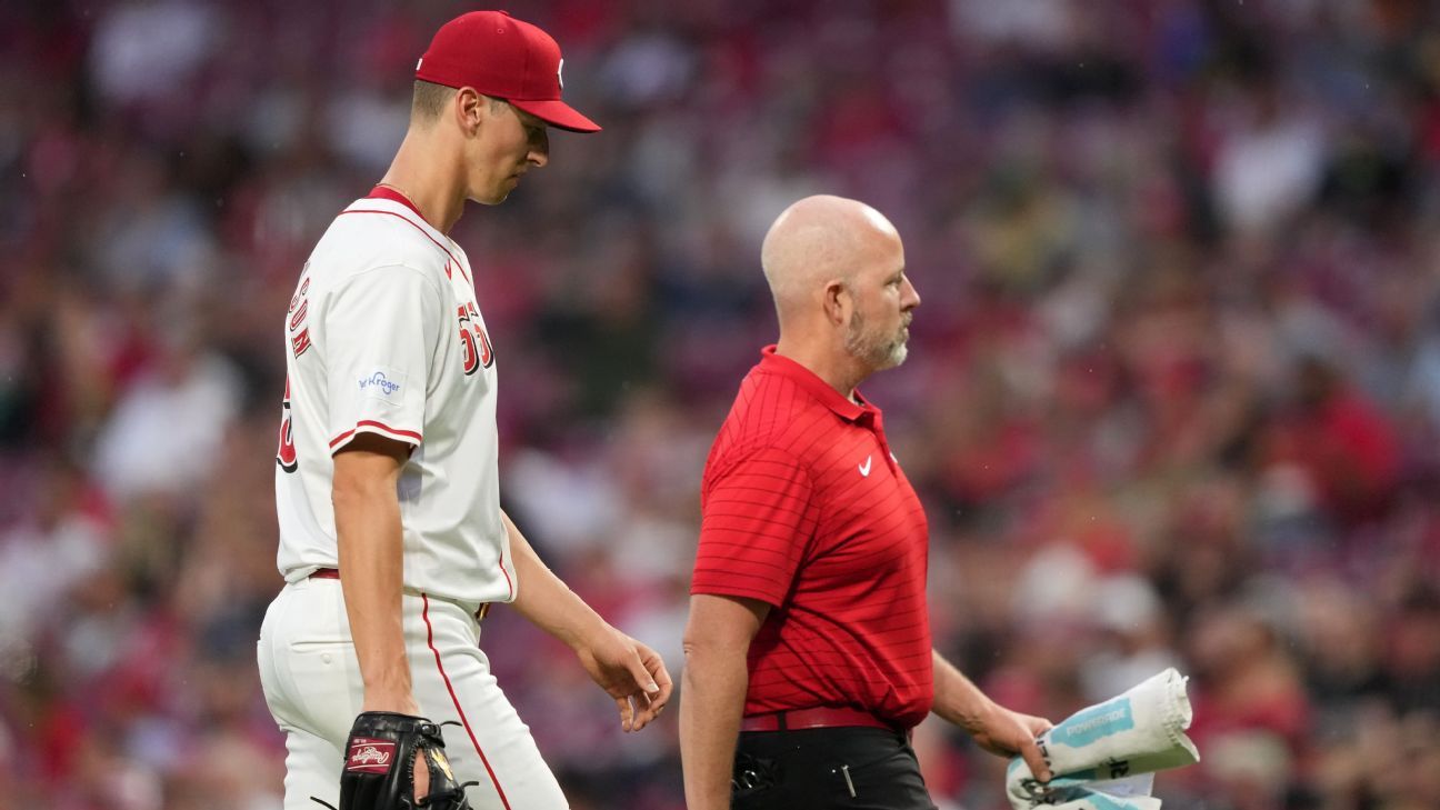 Reds' Williamson exits in 2nd with strained elbow