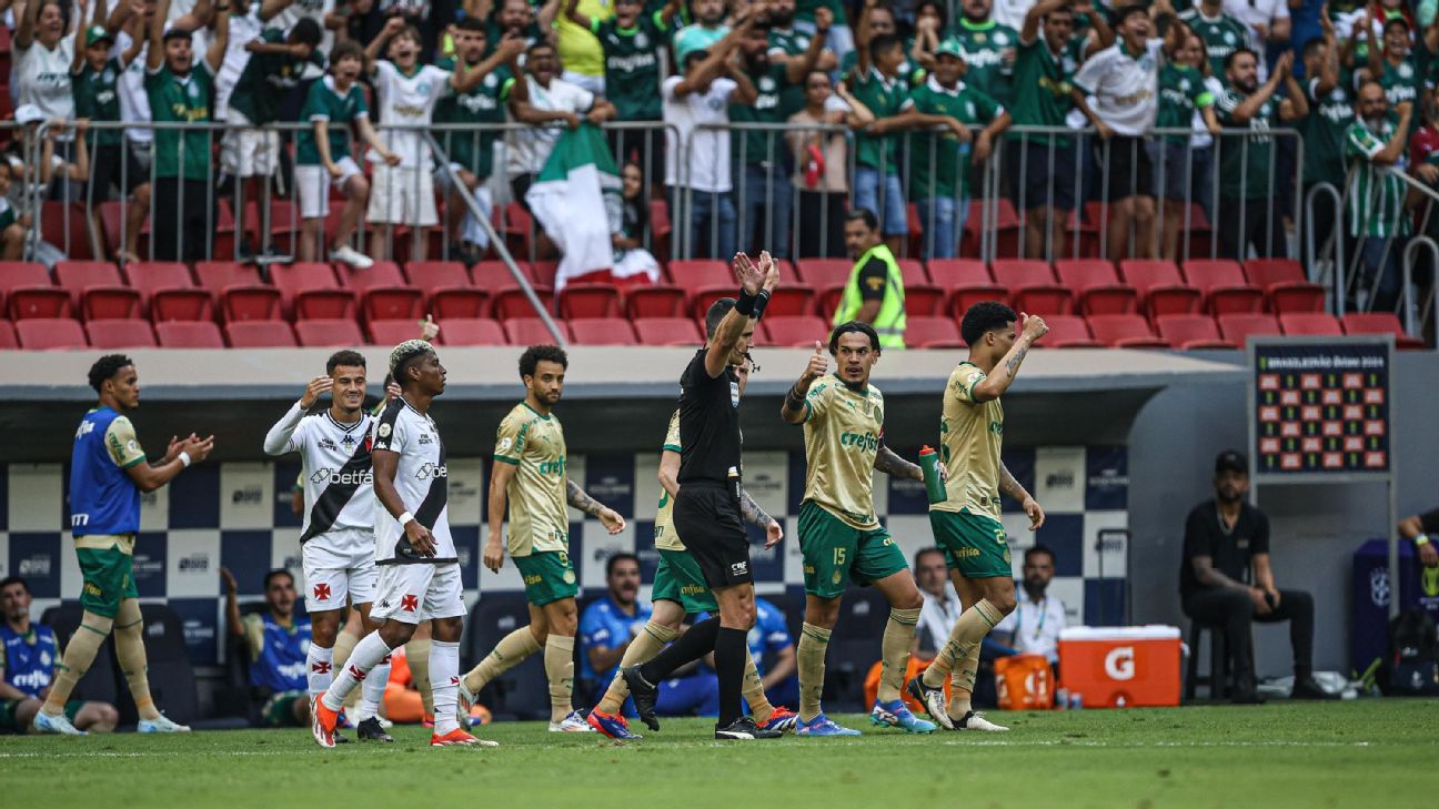 Árbitro e VAR em Comunicação Polêmica durante Vasco x Palmeiras no Brasileirão.