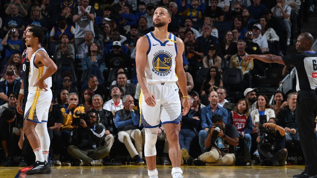 Dubs' Curry limps off with ankle sprain; MRI next - ESPN