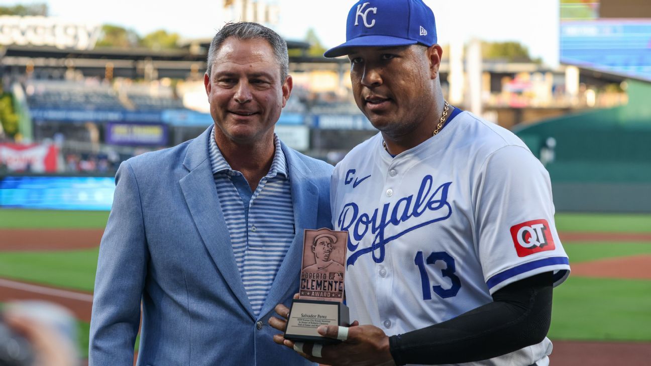 Royals catcher Salvador Perez wins Roberto Clemente Award - ESPN