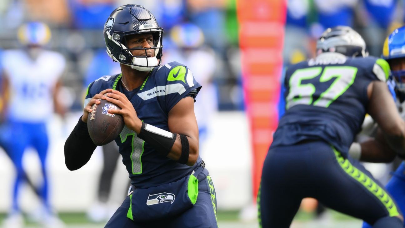 The Seahawks’ Geno Smith throws two touchdowns in the final minute of the half