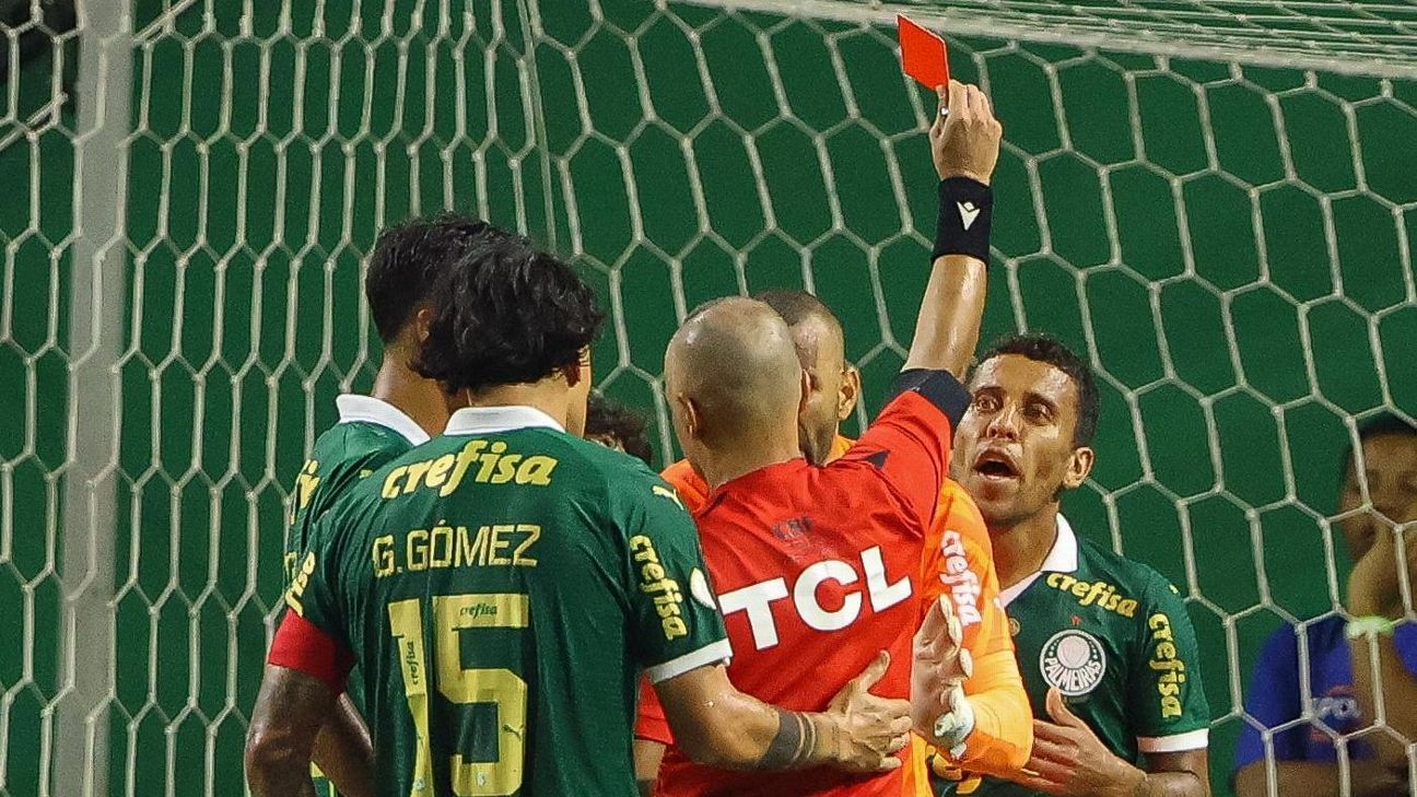 Abel critica postura de Marcos Rocha e VAR em jogo do Palmeiras.