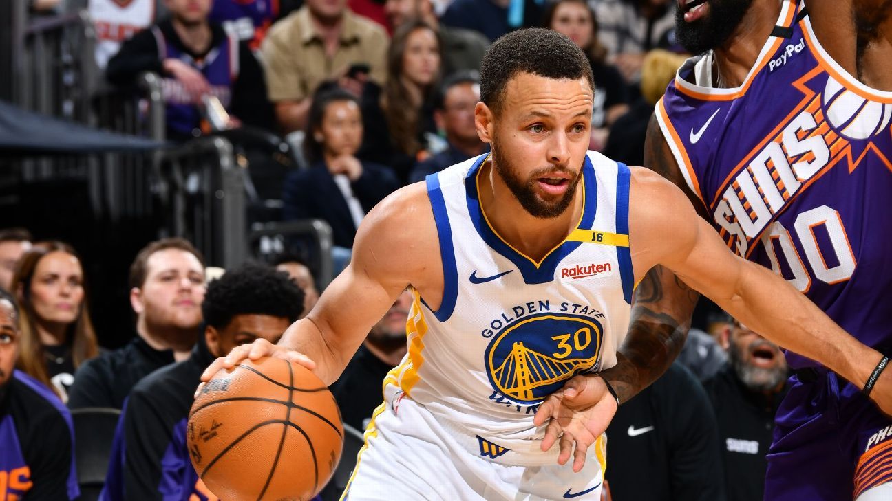 Curry says pain in knees new, but not a concern