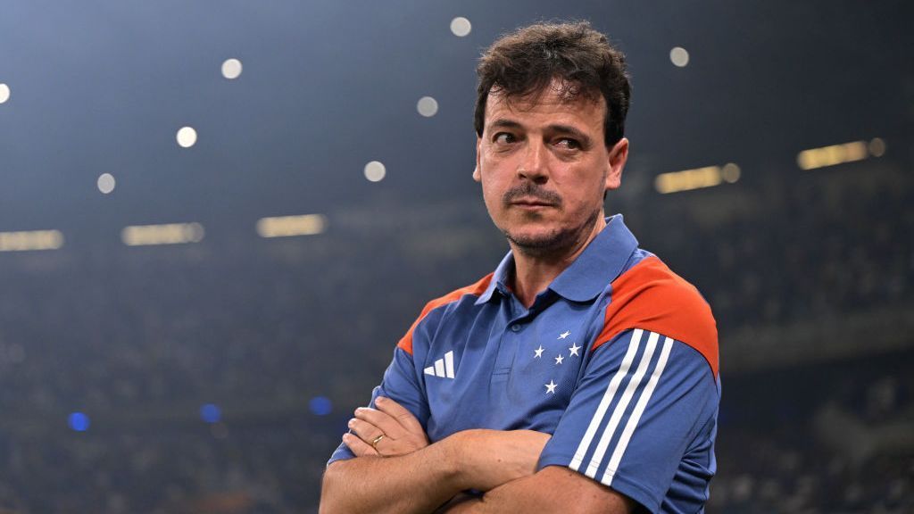 Fernando Diniz permanece no Cruzeiro até 2025 após desabafo sobre demissão.