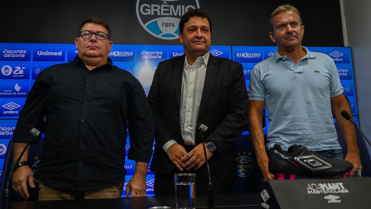 Grêmio apresenta vice-presidente e diretor de futebol enquanto observa Felipão e Carille.