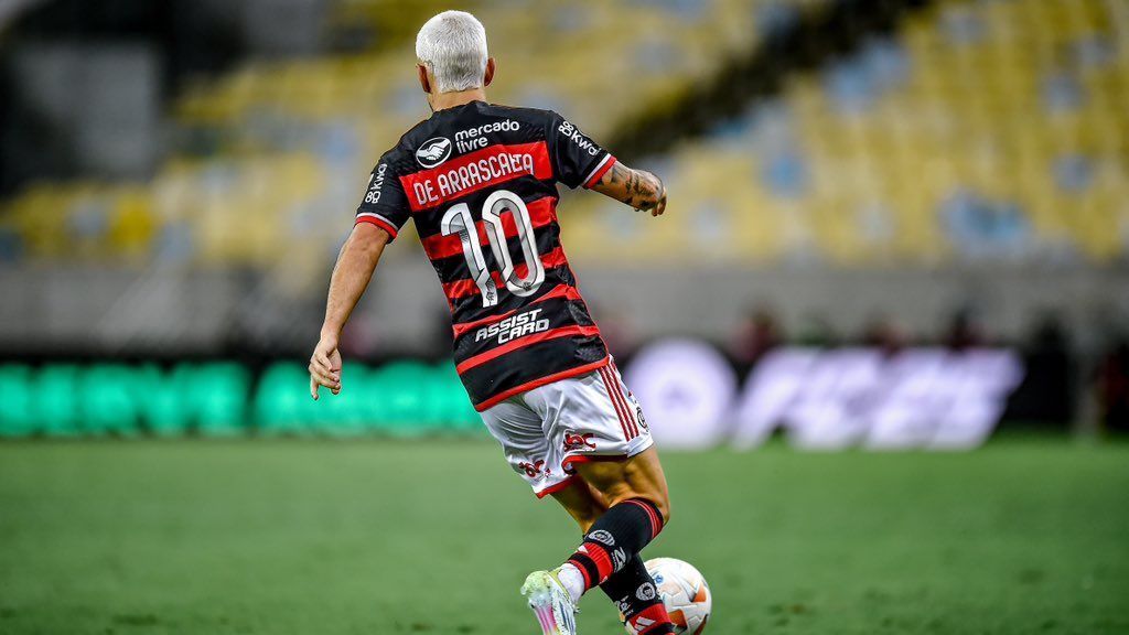 Flamengo critica atraso em dar camisa 10 a Arrascaeta: prejuízo de R$12 milhões
