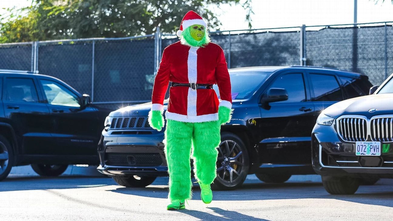 Chargers in Christmas spirit early with Grinch costume, topping NFL arrivals