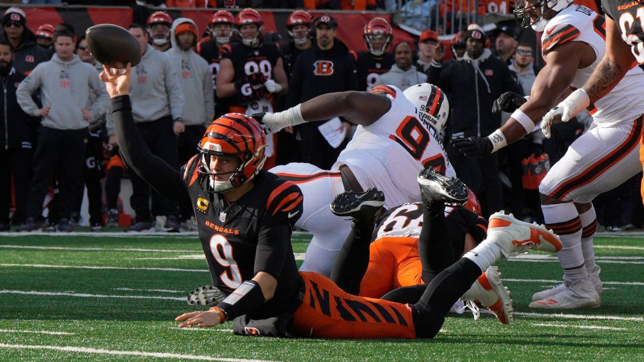 Joe Burrow throws touchdown pass from his knees to Tee Higgins - ESPN